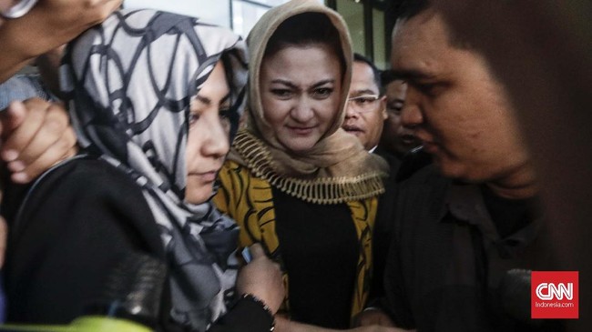 Saat keluar gedung KPK, istri Setya Novanto ini irit bicara. Dia hanya sesekali melempar senyum ke arah awak media yang langsung mengerumbunginya.