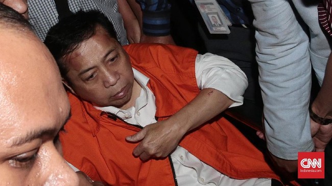 Setya Novanto dibawa ke Rumah Tahanan KPK sekitar pukul 01.15 WIB, menggunakan kendaraan operasional KPK.