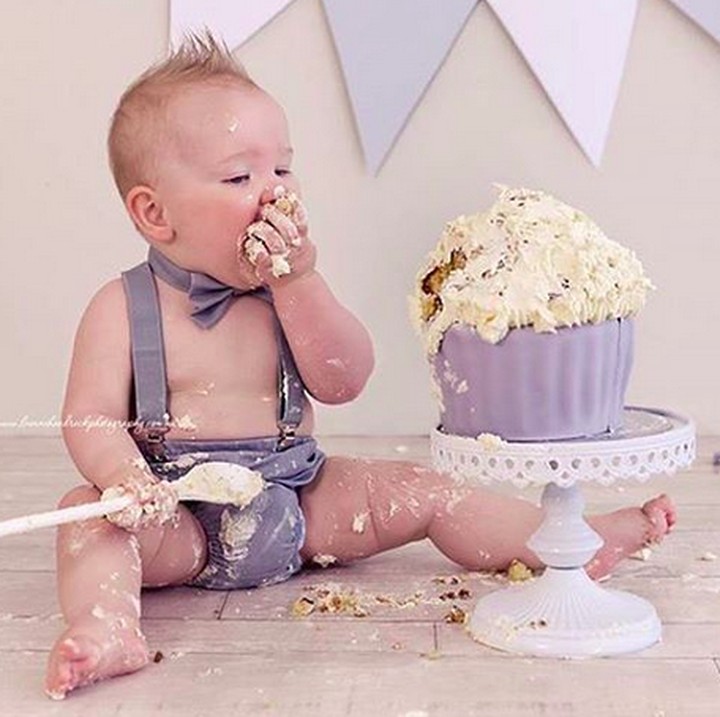 <p>Serius banget ya bayi yang satu ini melahap cake-nya. (Foto: Instagram/ @leannehandreckphotography)</p>
