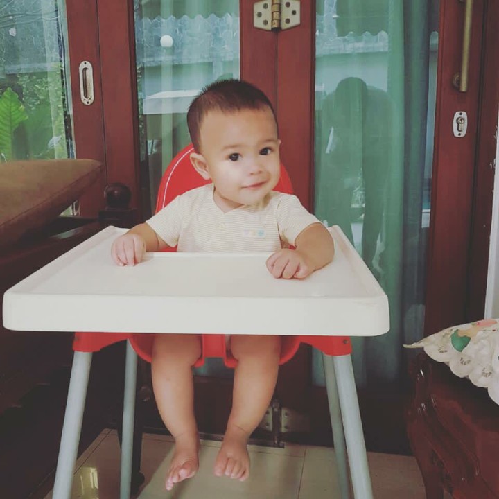 <p>Lagi duduk dan tersenyum kayak gini, bocah bernama lengkap Rihga Sadiwasakti ini udah bikin kita gemas ya, Bun. (Foto: Instagram/rihga.sadiwasakti)</p>