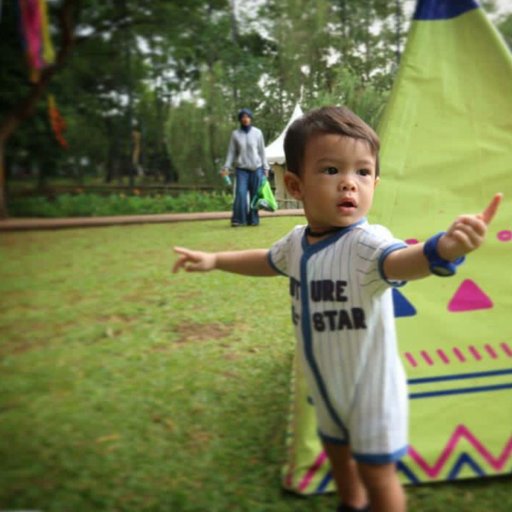 <p>Wah, Rihga lagi nunjuk apa tuh? (Foto: Instagram/rihga.sadiwasakti)</p>