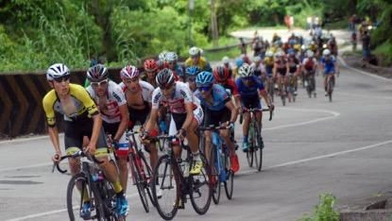 Balap sepeda Tour de Singkarak 2017 etape pertama dari Istano Basa Pagaruyung, Tanah Datar, menuju Padang, Sabtu (18/11).