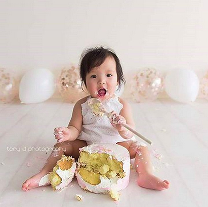 <p>Makan cake-nya pakai sendok, bakal cemong nggak ya si kecil yang satu ini? (Foto: Instagram/ @bumblebboutique)  </p>