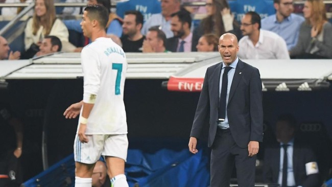 Pelatih Real Madrid, Zinedine Zidane, mulai membuka peluang meninggalkan klubnya saat ini. Zidane siap untuk pergi dari El Real setelah melawan Valencia.