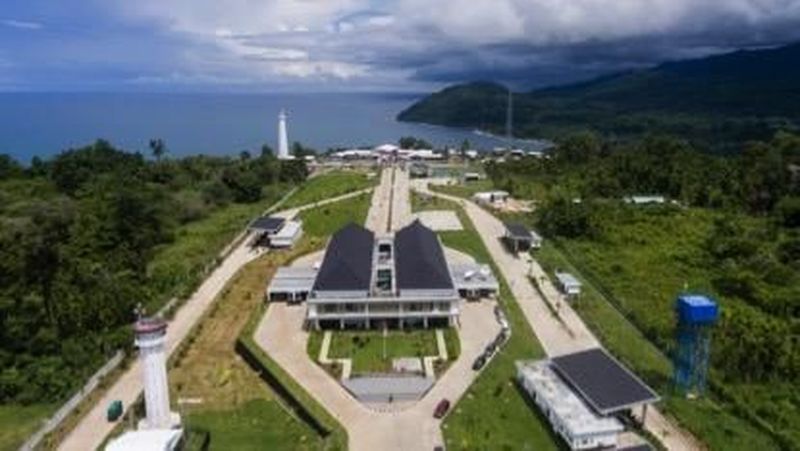 Pertunjukkan musik Ras Muhammad di kota perbatasan Skouw, Papua, Kamis (16/11) benar-benar dahsyat.