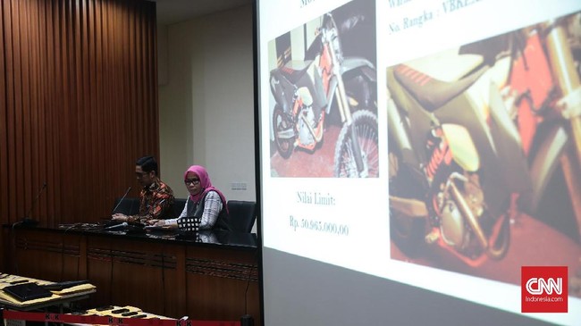 Kendaraan dan barang yang dilelang KPK merupakan invetaris kantor yang sudah berusia lebih dari 10 tahun, di antaranya motor operasional dan mobil tahanan.