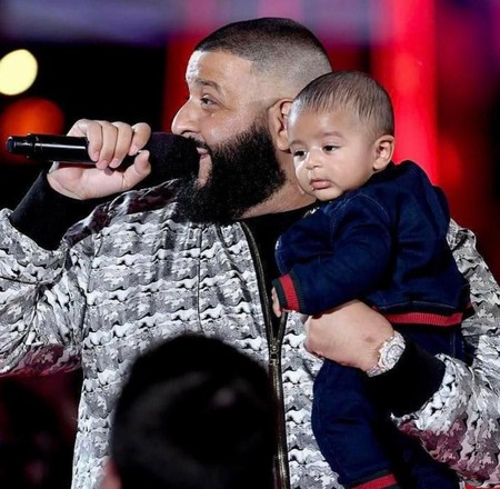 Бір жетілген орыс әйелі айналып өтті