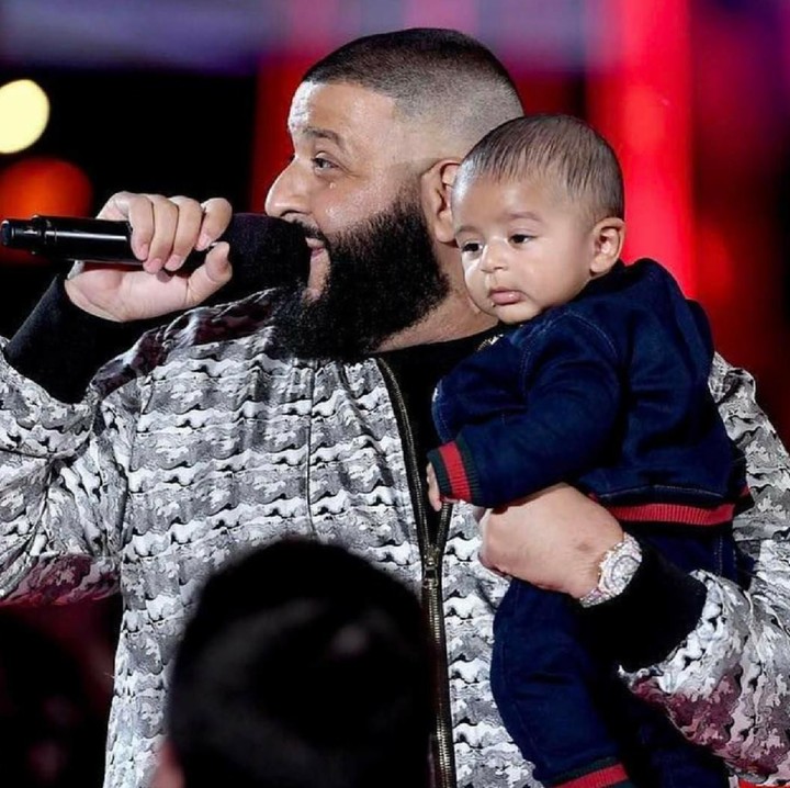<p>Bahkan saat DJ ini lagi perform, si kecil tetap dibawa lho. (Foto: Instagram/asahdkhaled)</p>