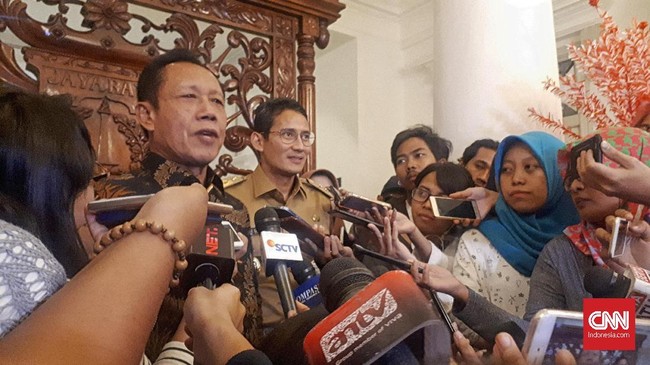 Sutiyoso memenuhi undangan Anies-Sandi makan siang bersama. Momen ini dimanfaatkan Bang Yos untuk bernostalgia, mengenang 10 tahun jadi Gubernur DKI Jakarta.