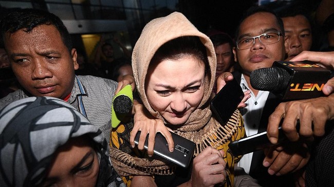 Istri Setya Novanto, Deisti Tagor mengklaim benjolan di kepala suaminya tidak dibuat-buat. Setnov juga diklaim tidak bisa kencing berdiri saat dirawat.