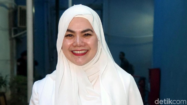 Sarita Abdul Mukti mengaku penghasilannya kini didapat dari honor sebagai selebgram, Bunda. Ia pun ditawari sebagai brand ambassador dengan tarif Rp50 juta.