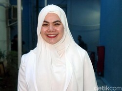 Penampilan Sarita Tanpa Hijab yang Bikin Heboh