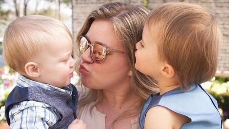 Menggemaskan banget deh tingkah si kecil. Seperti anak perempuan penyanyi Kelly Clarkson ini.