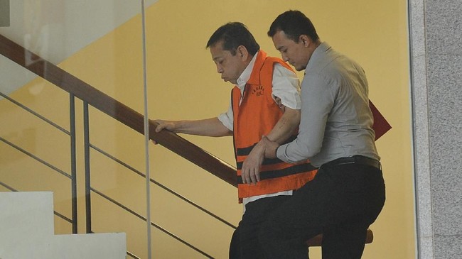 Indonesian Corruption Watch menilai KPK perlu menerapkan pasal pencucian uang Setya Novanto karena ada dugaan uang dari e-KTP tercampur dengan kekayaan lain.