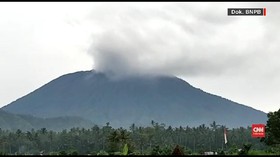 VIDEO: Gunung Agung Muntahkan Asap Hitam