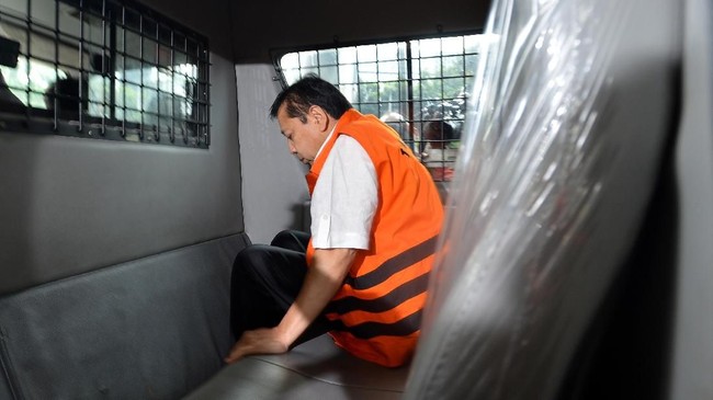 Rapat Pleno pengurus DPP Partai Golkar secara resmi mempertahankan Setya Novanto sebagai Ketua Umum meski yang bersangkutan telah ditahan KPK.