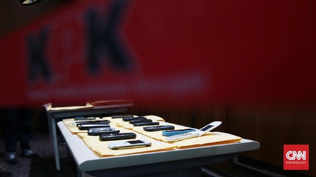 KPK melelang barang rampasan dari tujuh terpidana kasus korupsi yang pernah ditangani berupa ponsel, tas mewah, hingga jam tangan pria.