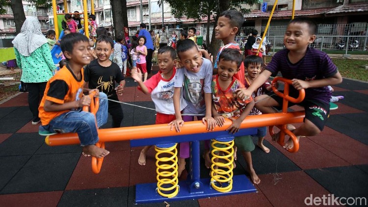 Ketika bermain, anak seharusnya senang, bukannya murung...
