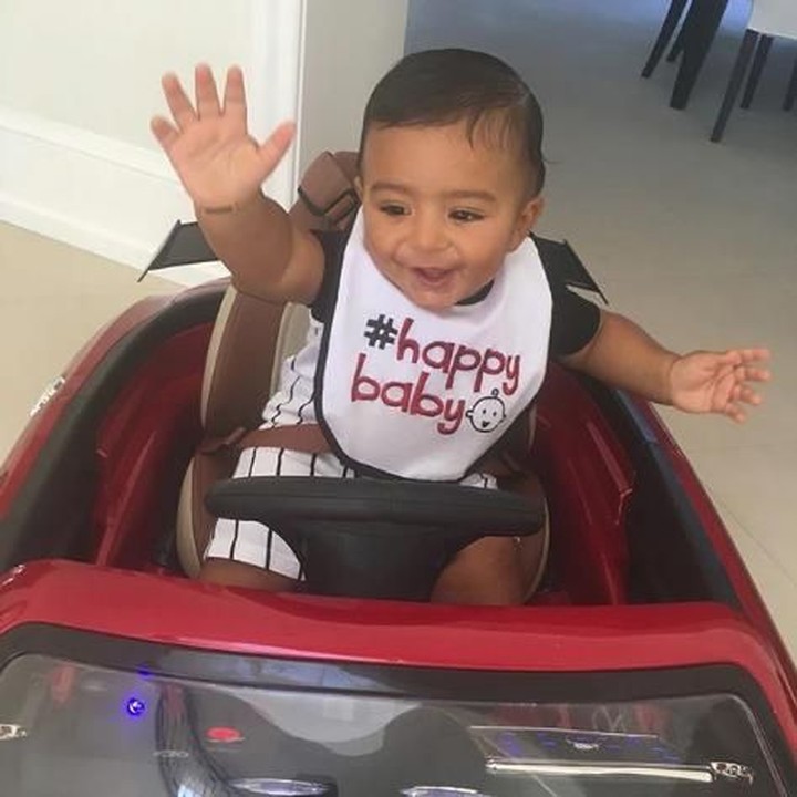 <p>Asahd senang banget naik mobil ya, Bun. He-he. (Foto: Instagram/asahdkhaled)</p>