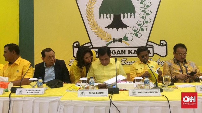 Akom menyerahkan upaya penyelamatan partai kepada DPD tingkat I dan II yang memiliki hak suara. Dia enggan berkomentar banyak soal wacana pergantian Setnov.