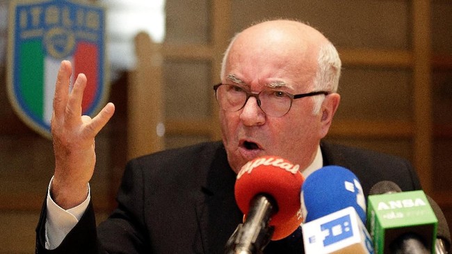 Setelah mundur dari Federasi Sepak Bola Italia (FIGC), Carlo Tavecchio, dituduh melakukan pelecehan seksual terhadap wanita.