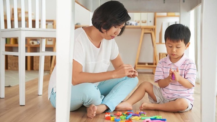 Biasanya kalau sedang di rumah, Bunda main apa sama si kecil?