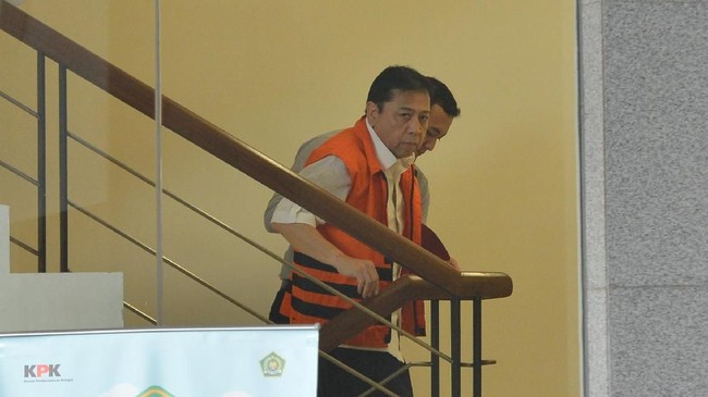 Dari dalam sel tahanan, Setnov sempat menulis surat perihal permintaan untuk menunggu praperadilan sebelum melengserkannya dari Ketum Golkar dan Ketua DPR.