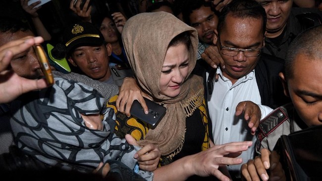 Istri Setnov, Deisti Astriani Tagor datang bersama Wakil Bendahara Umum Golkar, Zulhendri, ke Rutan Kelas I Jakarta Timur untuk menjenguk suaminya.
