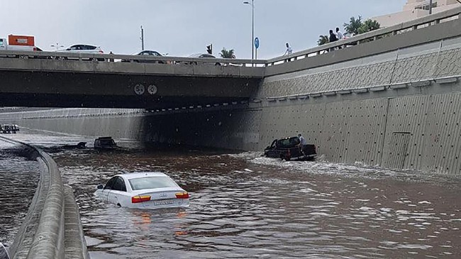 Hujan lebat mengguyur Jeddah, Arab Saudi Selasa (21/11) pagi menyebabkan sejumlah terowongan digenangi banjir, kantor badan meteologi juga disambar petir.