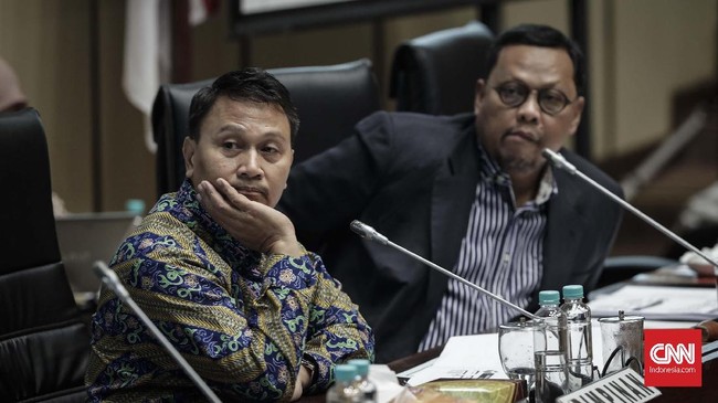 Politikus PPP Achmad Baidlowi mengingatkan Wakil Ketua Komisi II Fraksi PKS Mardani Ali bahwa UU Pemilu jelas menyebutkan syarat usia caleg minimal 21 tahun.