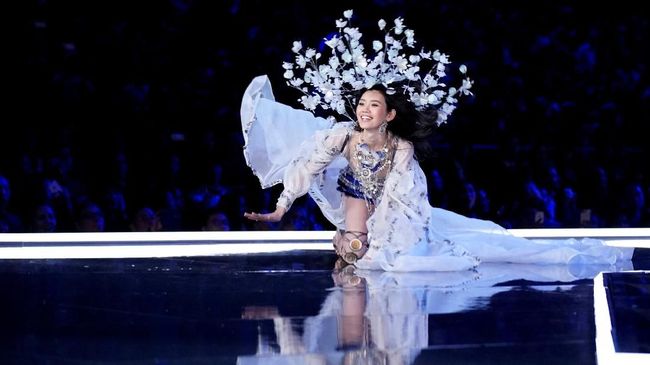 Model asal China, Ming Xi (28) terjatuh setelah hilang keseimbangan saat tampil di peragaan busana Victoria's Secret 2017 di Shanghai.