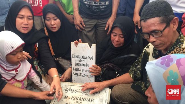 Laila Sari kembali bersatu dengan suaminya. Ia dimakamkan di liang lahad yang sama dengan sang suami, di TPU Karet Bivak, Jakarta Pusat, Selasa (21/11).