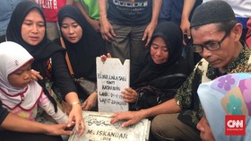 Laila Sari Dimakamkan Satu Lahad dengan Suami