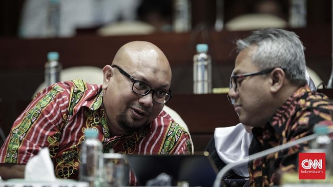 Komisioner KPU Ilham Saputra ditunjuk sebagai Plt Ketua KPU menggantikan Arief Budiman yang dicopot karena melanggar kode etik.