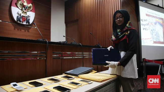 Barang rampasan berupa tas selempang merek Louis Vuitton warna hitam dilelang dengan harga limit Rp15 juta.