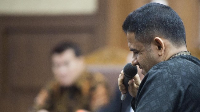 Mantan Bendahara Umum Partai Demokrat Muhammad Nazaruddin memberi menjadi saksi dalam sidang lanjutan kasus korupsi e-KTP di Pengadilan Tindak Pidana Korupsi, Jakarta, Senin (20/11). Saat menjadi saksi untuk terdakwa pengusaha Andi Agustinus alias Andi Narogong, hakim menayakan kembali keterangan Nazaruddin di BAP mengenai 