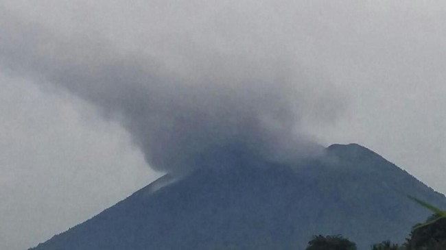 Selain melindungi pernapasan dan pengelihatan, PVMBG juga meminta masyarakat tidak melakukan aktivitas di Zona Perkiraan Bahaya Gunung Agung.