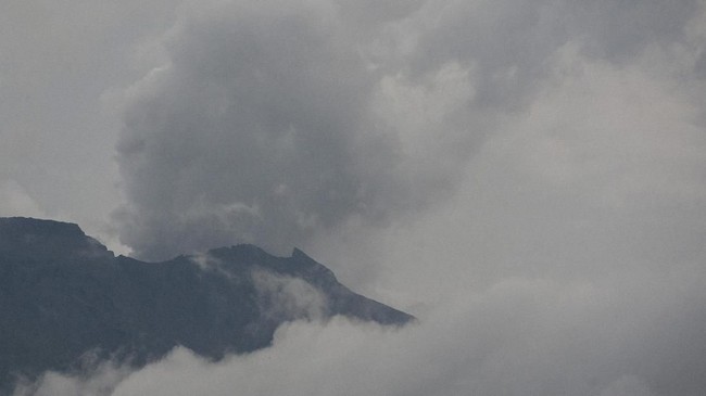 Pascaerupsi, beberapa desa dihujani abu tipis. Para warga pun melakukan evakuasi mandiri ke area yang lebih aman dengan tenang dan tertib.