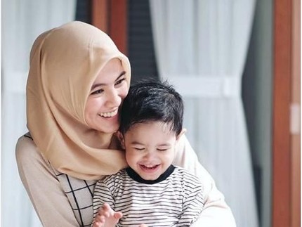 Cara Menarik Alyssa Soebandono Ajak Anak Makan Bersama Keluarga
