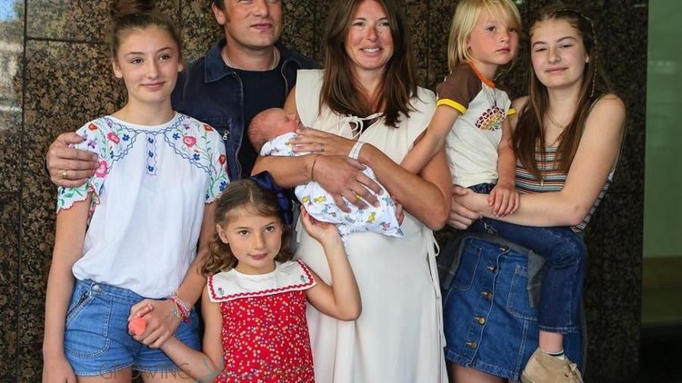 Istri Jamie Oliver bersyukur ada bidan yang mendampingi persalinannya.