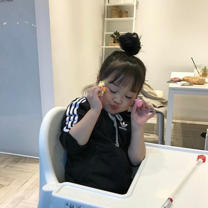 <p> Ada-ada aja tingkah Yuli. Mau makan berpose dulu. (Foto: Instagram @1004yul_i)</p>
