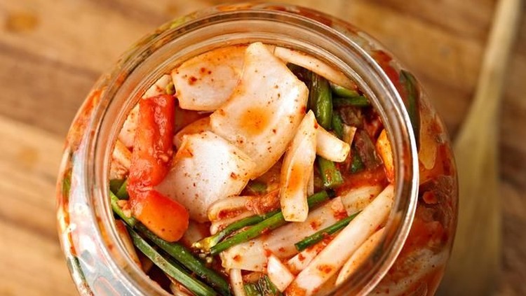 Anak suka makan kimchi, Bun? Kalau iya, ada berbagai manfaat yang bisa didapat anak lho.