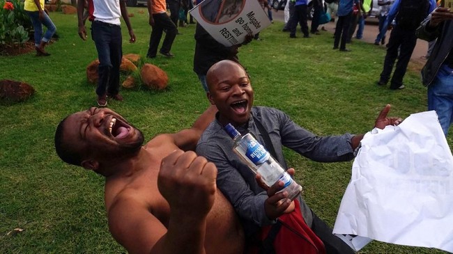FOTO:  Rakyat Zimbabwe Rayakan Mugabe Lengser