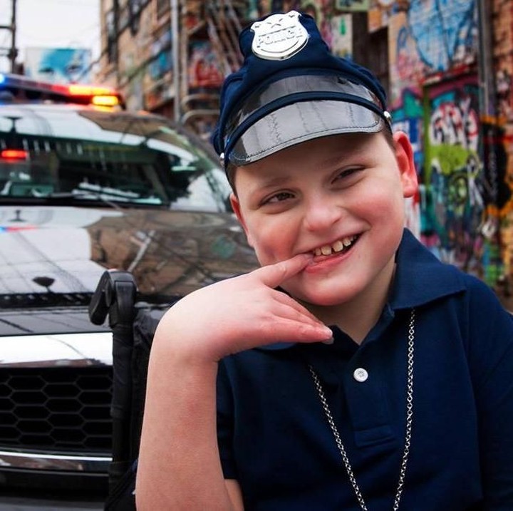 <p> Owen yang berumur 11 tahun ini memiliki sindrom Angelmam. Sindrom ini juga dikenal sindrom Happy Puppet. Maka dari itu, raut wajah Owen selalu kelihatan happy! (Foto: Glass Crown Photography/ Carrie Lewis)</p>