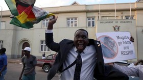 FOTO:  Rakyat Zimbabwe Rayakan Mugabe Lengser