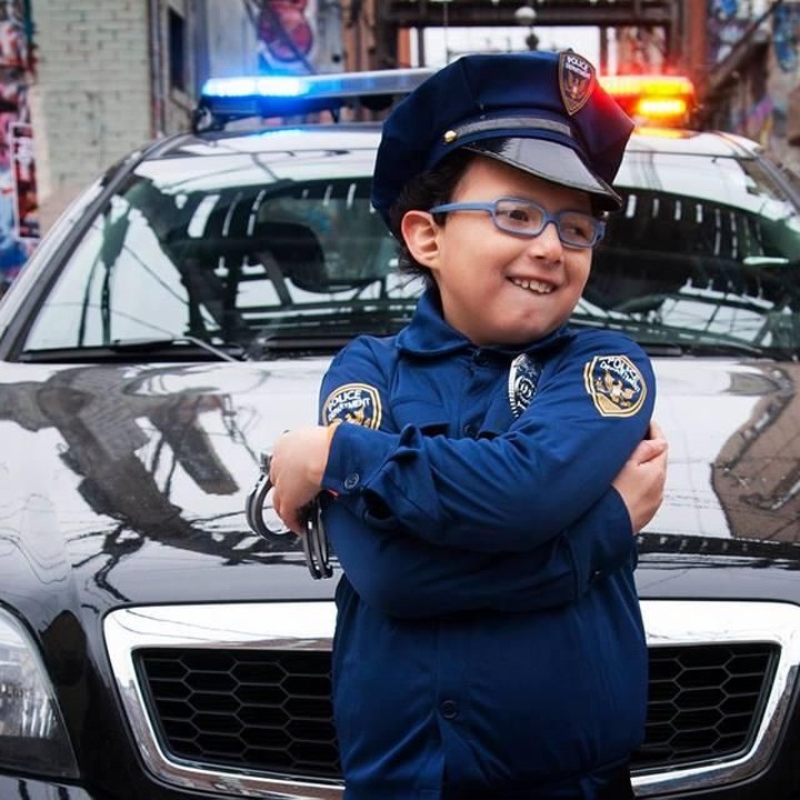 <p>Lengkap dengan seragam, Elliott seperti polisi beneran ya? (Foto: Glass Crown Photography/ Carrie Lewis)</p>