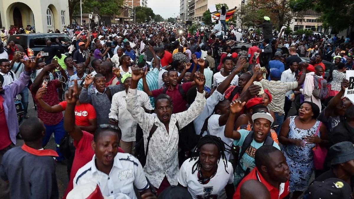 FOTO:  Rakyat Zimbabwe Rayakan Mugabe Lengser