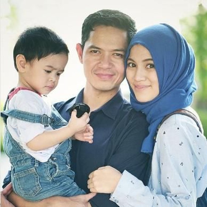 Pasangan selebriti ini dikarunai anak pertama mereka, Muhammad Dirgantara Ariendra Harlino di tahun 2015. (Foto: Instagram/ichasoebandono)