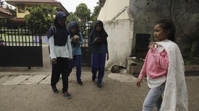 FOTO: Rajutan Asa Siti Fatimah di Balik Bedeng Ibu Kota