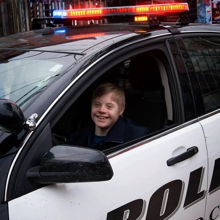 <p>Hati-hati Pak Polisi nyetir mobilnya. He-he-he. (Foto: Glass Crown Photography/ Carrie Lewis)</p>